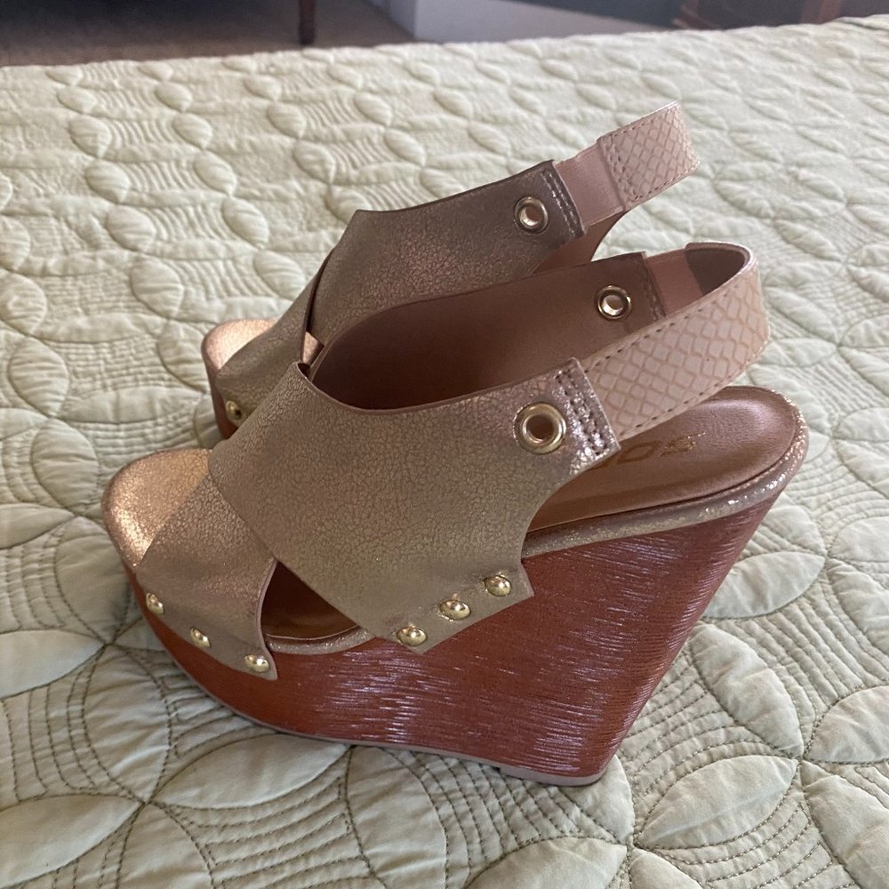 Soda Gold Metallic Wedges Sz. 7